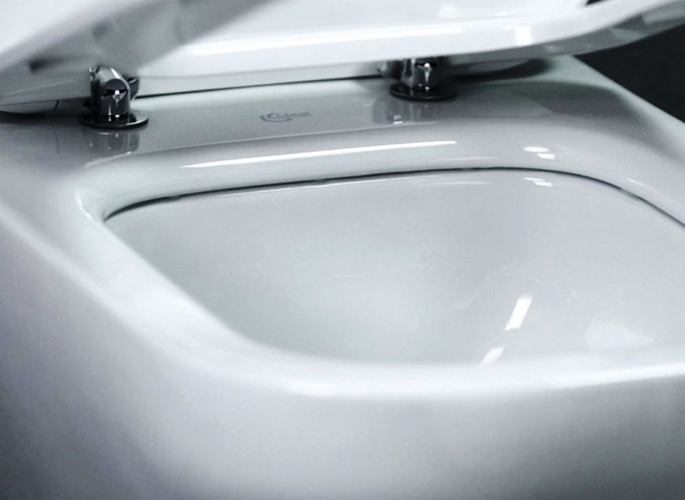 Комплект унитаза подвесного TESI AquaBlade® с тонкой крышкой, тип SANDWICH, глубокий смыв (T007901+T352701) IDEAL STANDARD