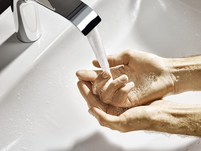 Смеситель для раковины Vivenis 110мм со сливным гарнитуром HANSGROHE